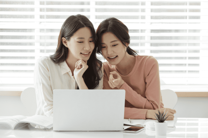 노트북 보는 사람들 이미지