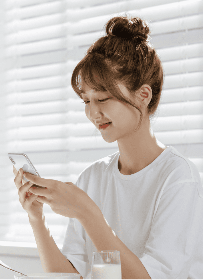 스마트폰 보는 사람 이미지