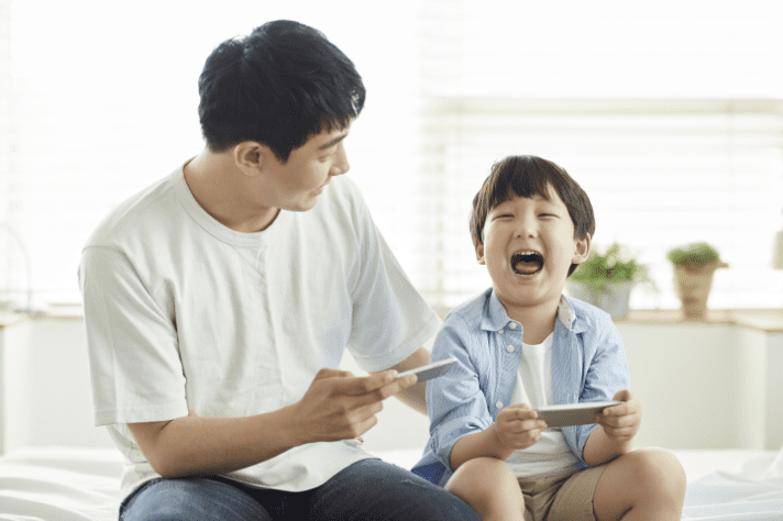 스마트폰 보는 사람들 이미지