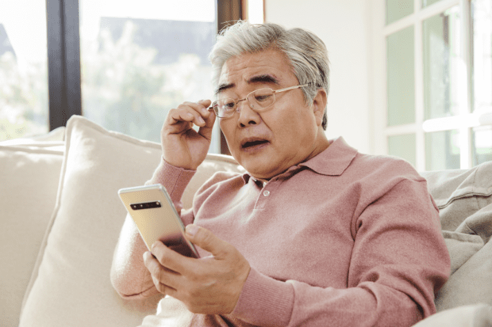 스마트폰 보는 사람 이미지